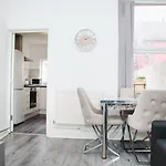 Elegant 4Bed House Near The City Centre